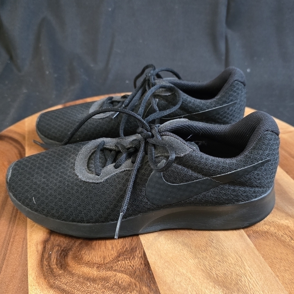 Nike Women's Tanjaun Black Running Shoes Women's Size 7.